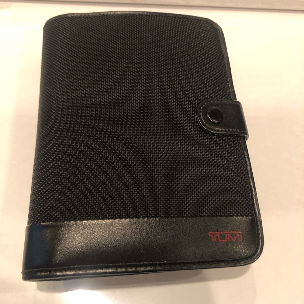 New Tumi Ultra SLIM Universal Power Adapter Kit - Picture 1 of 4